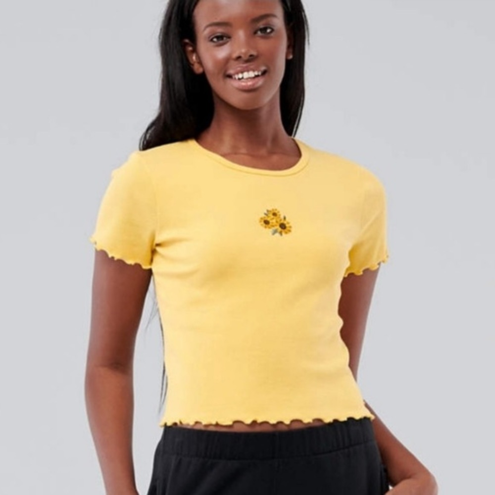 Hollister must-have Baby Tee